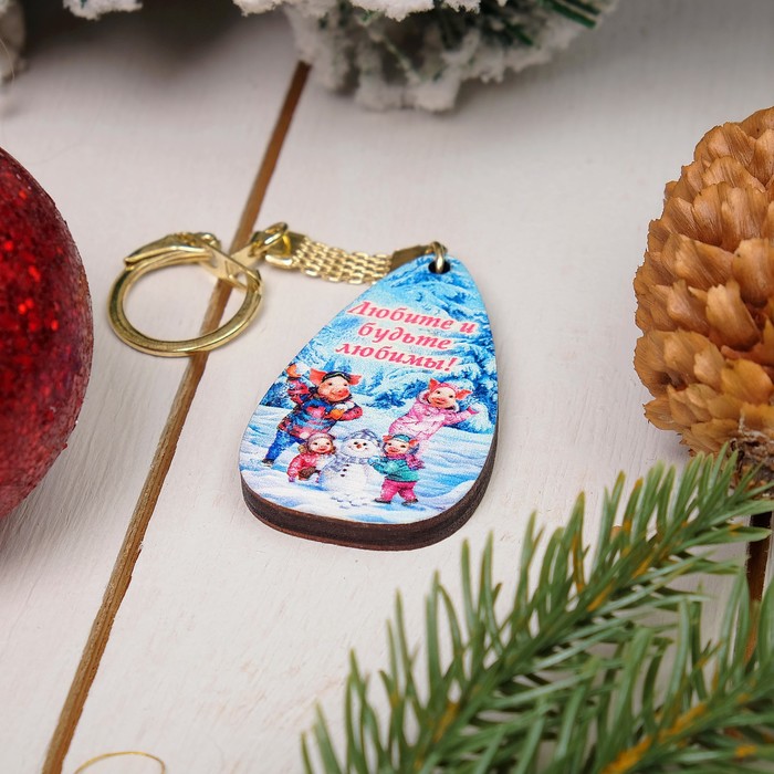 Брелок «Хрюши играют в снежки», 3,2×5,7×0,3 см