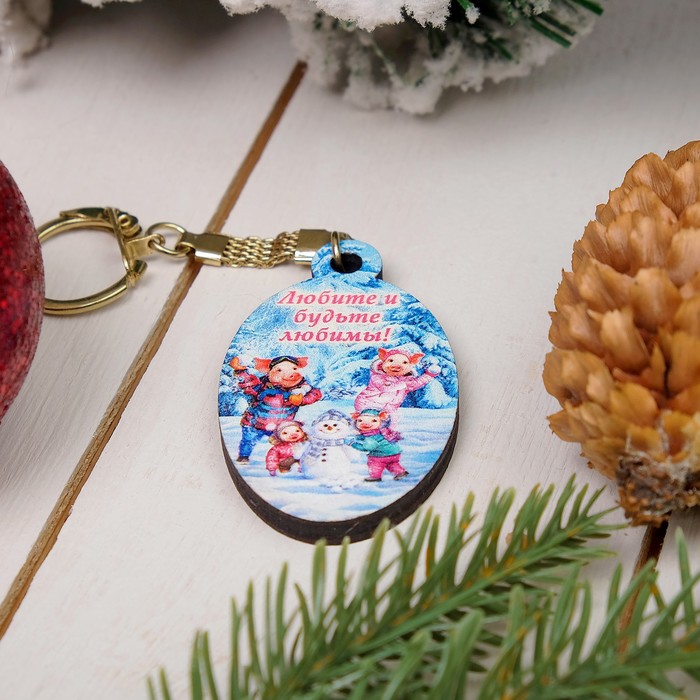 Брелок «Хрюши играют в снежки», 3,4×5,7×0,3 см