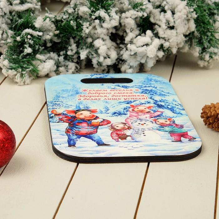 Доска разделочная «Хрюши играют в снежки», 19×28×0,8 см