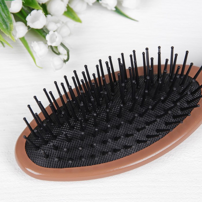 Расчёска массажная «Лоран», овальная, прорезиненная ручка, цвет чёрный/коричневый