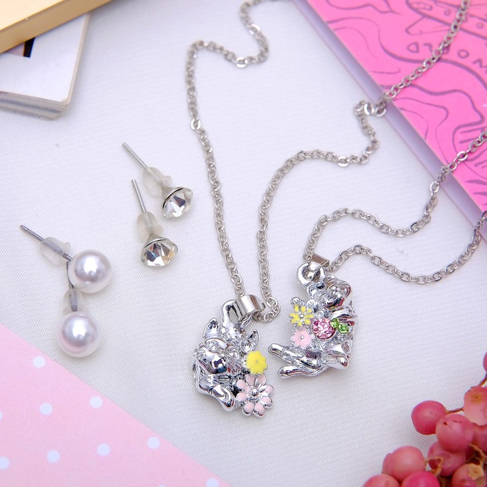 Гарнитур 5 предм: 3 пары пуссет,кулон, браслет "Кошечки" с цветами, цветной в серебре