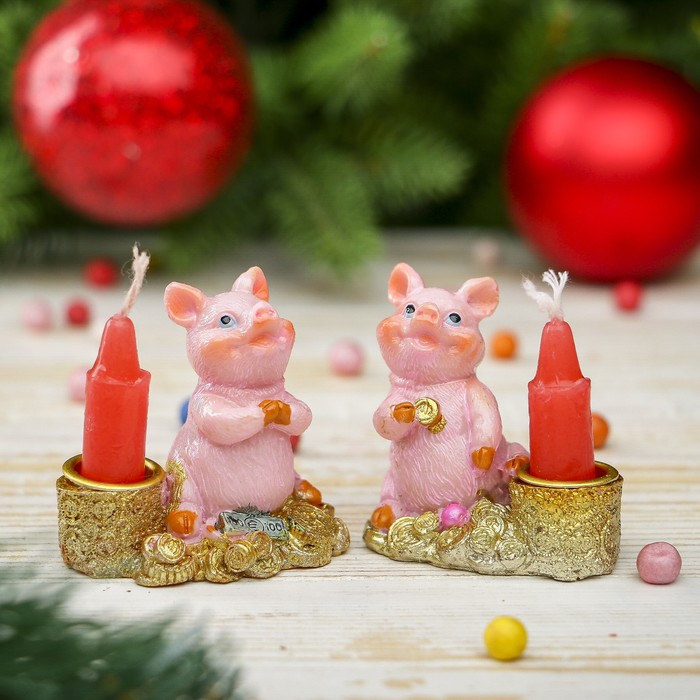 Сувенир полистоун "Хрюшка со свечкой на деньгах" 5х5х3 см