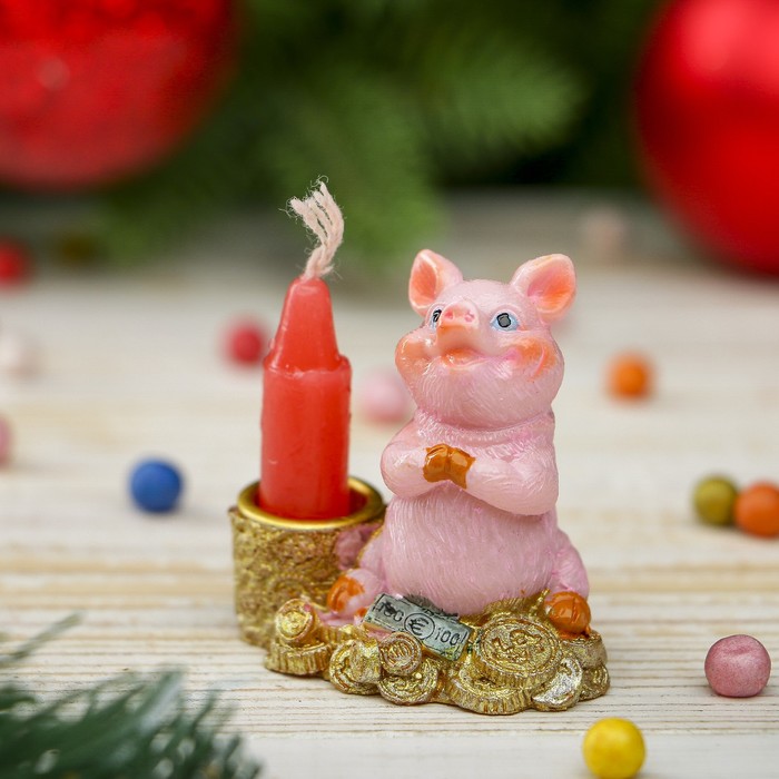 Сувенир полистоун "Хрюшка со свечкой на деньгах" 5х5х3 см