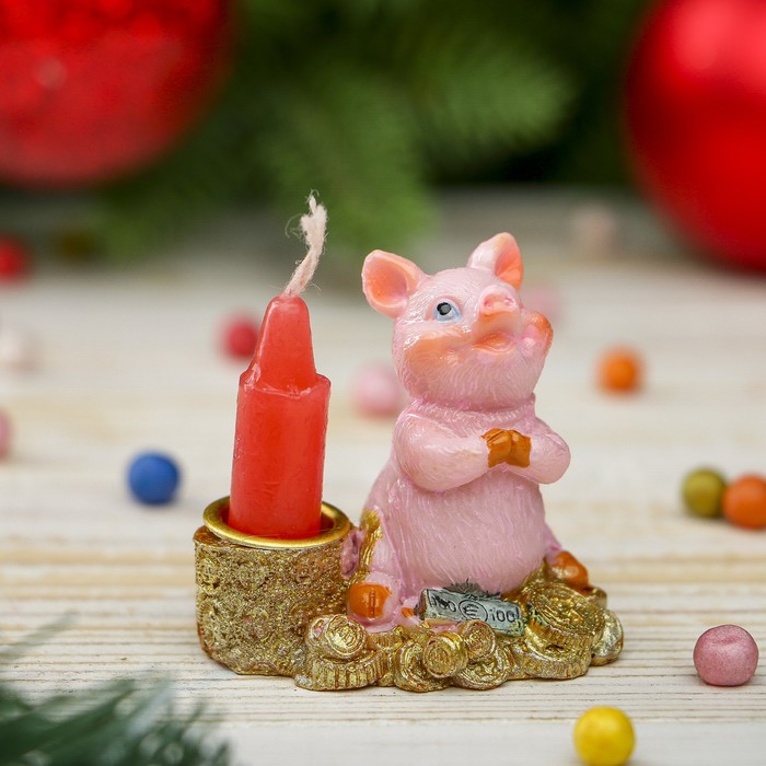 Сувенир полистоун "Хрюшка со свечкой на деньгах" 5х5х3 см