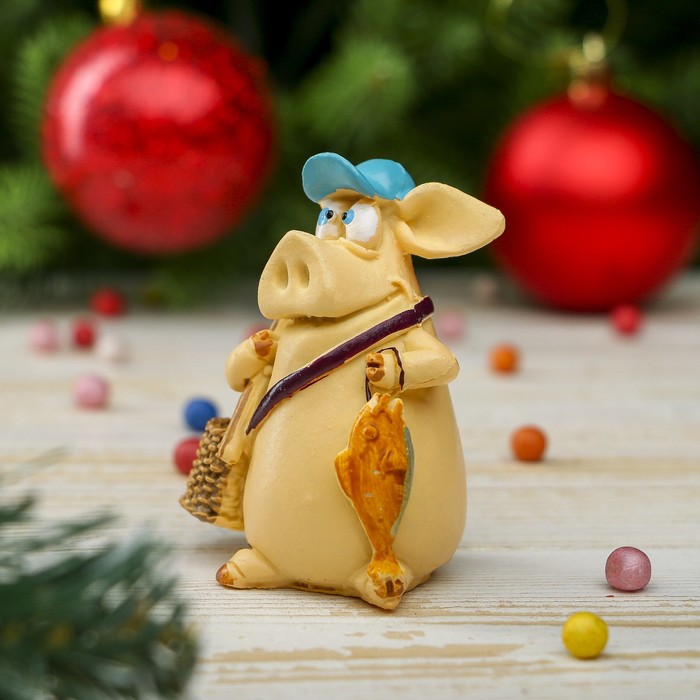 Сувенир полистоун "Свин-рыбак" 6,8х5,8х4 см