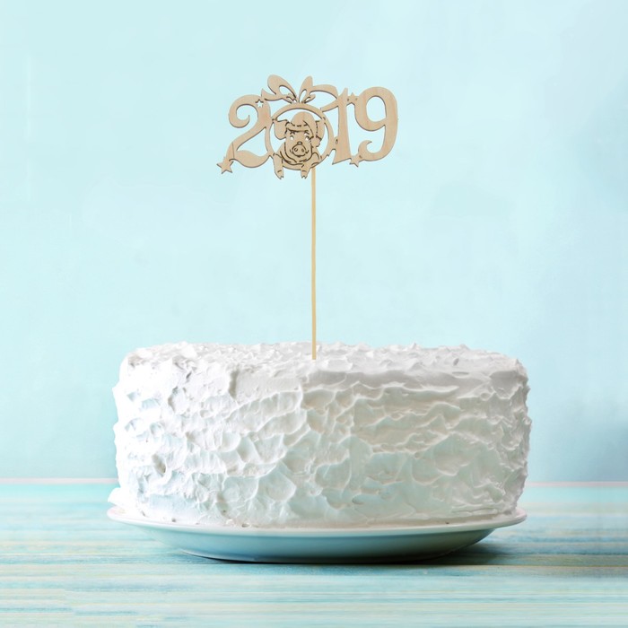 Топпер деревянный "2019" со свиньей, на палочке Тнг20-02-00