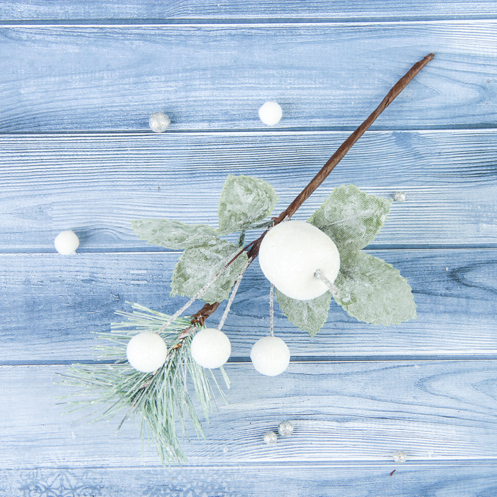 Декор "Зимнее волшебство" веточка с ягодами, 14 см