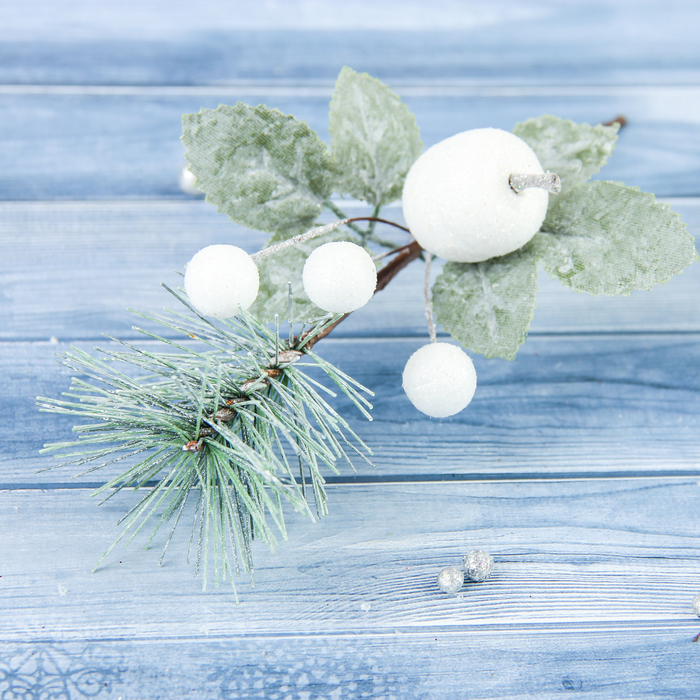 Декор "Зимнее волшебство" веточка с ягодами, 14 см