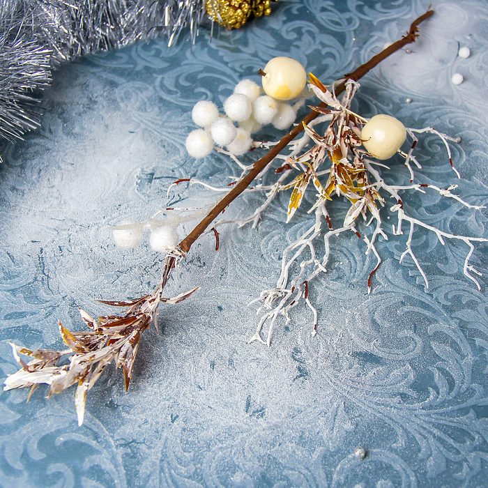 Декор "Зимнее волшебство" снежная ветка с белыми ягодками, 35 см