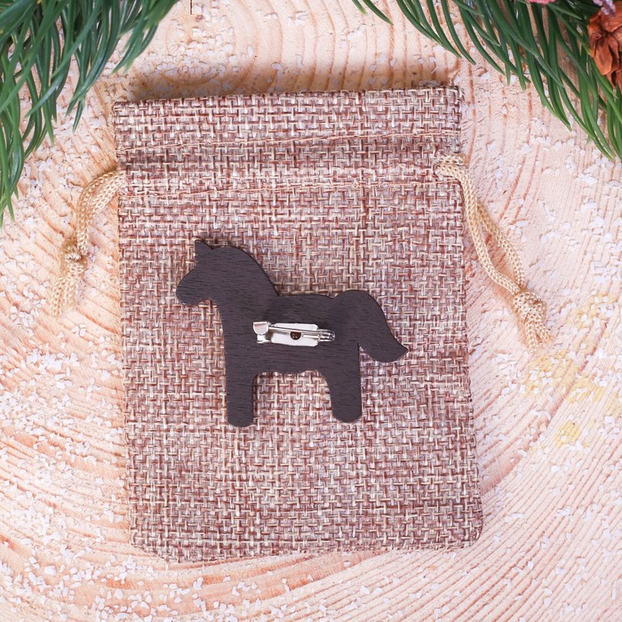 Значок деревянный в мешочке "Конь"