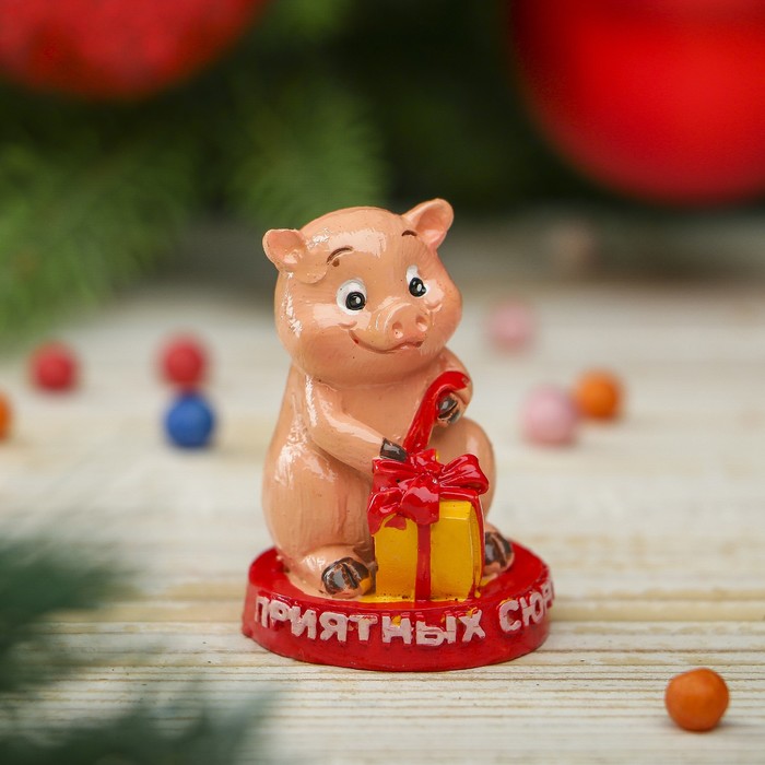 Сувенир полистоун "Поросёнок Тоша с подарком - Приятных сюрпризов" h=5,5 см