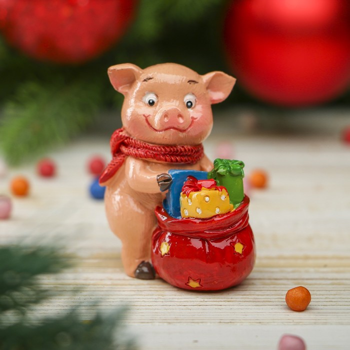 Сувенир полистоун "Поросёнок Тоша с мешков подарков" h=6 см
