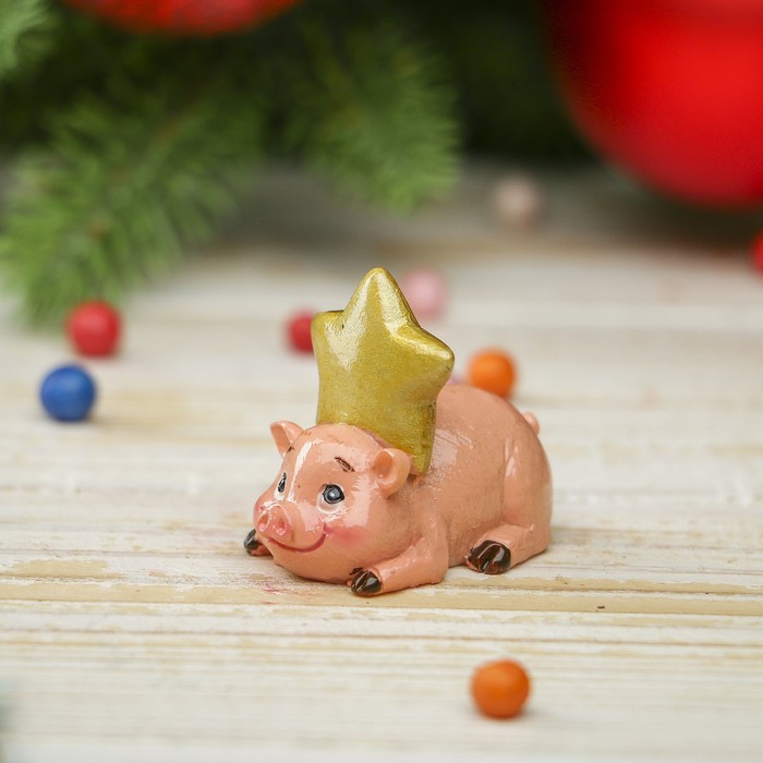 Сувенир полистоун "Поросёнок Тоша со звездой" h=3,5 см