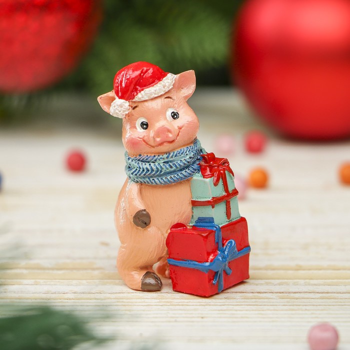 Сувенир полистоун "Поросёнок Тоша в колпаке и шарфике с подарками" h=6 см