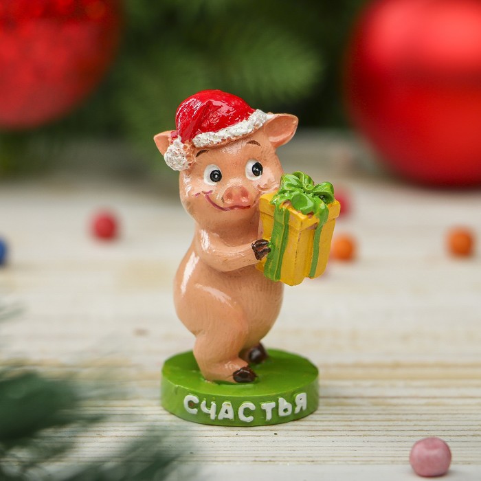 Сувенир полистоун "Поросёнок Тоша в колпаке с подарком - Счастья" h=5,5 см