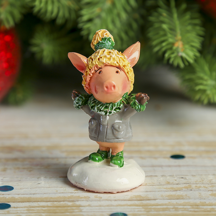 Сувенир полистоун "Поросёнок Ральф играет в снежки" h=5,5 см