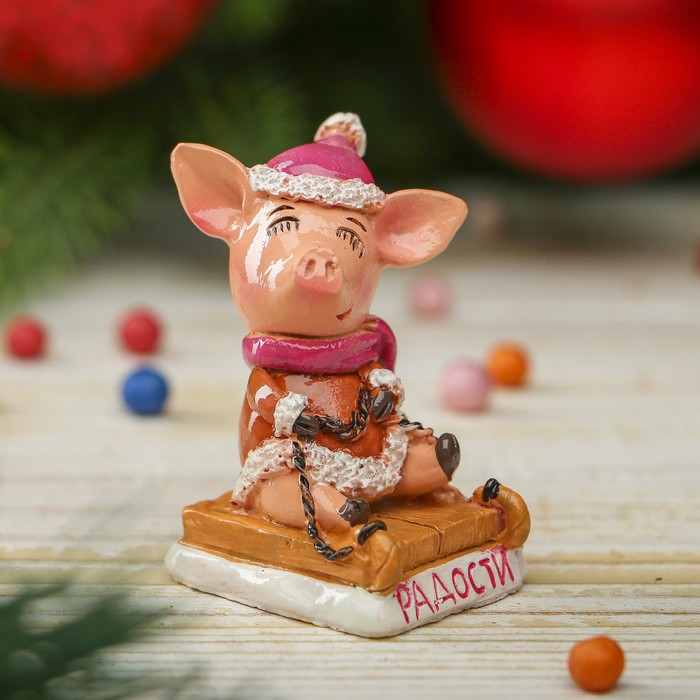 Сувенир полистоун "Свинка Лёля на санках - Радости" h=6 см
