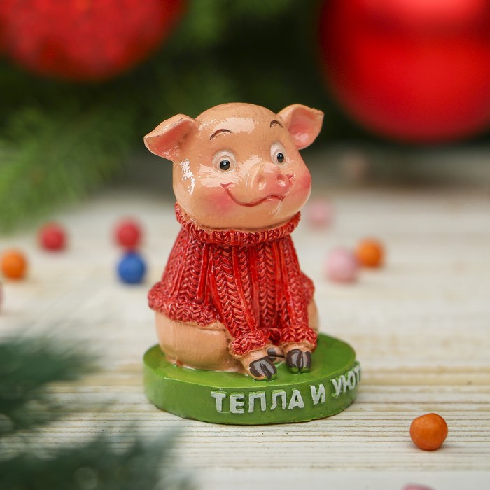 Сувенир полистоун "Поросёнок Тоська в красном свитере - Тепла и уюта" h=5,5 см
