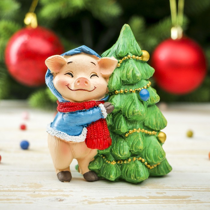 Копилка полистоун "Поросёнок Тоша обнимает ёлочку" h=10 см