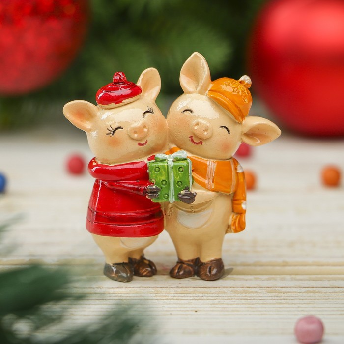 Сувенир полистоун "Поросёнок Пончик и Пряник с подарком" h=6 см