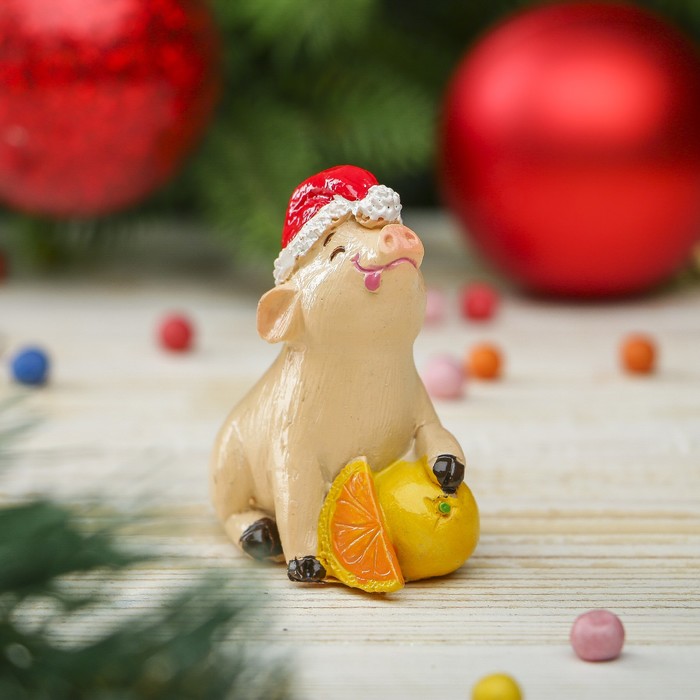 Сувенир полистоун "Поросёнок Тоша в новогоднем колпаке с мандаринами" h=6 см
