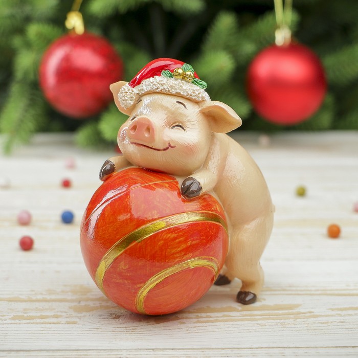 Копилка полистоун "Поросёнок Тоша в новогоднем колпаке с шариком" h=11 см