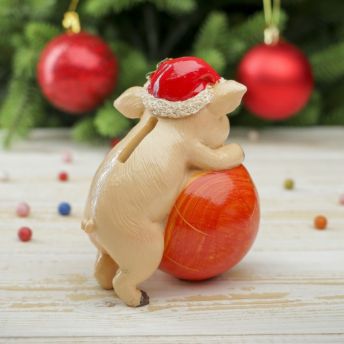 Копилка полистоун "Поросёнок Тоша в новогоднем колпаке с шариком" h=11 см