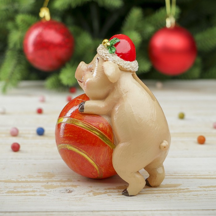 Копилка полистоун "Поросёнок Тоша в новогоднем колпаке с шариком" h=11 см