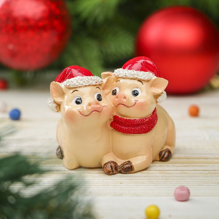 Сувенир полистоун "Поросята Тоша и Фаня в новогодних колпаках" h=5,5 см