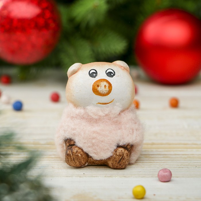 Сувенир керамика "Малыш-поросёнок в розовой шубке" 6х4,5х4,5 см