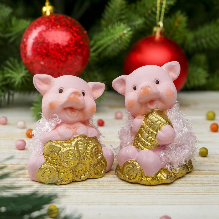 Сувенир керамика "Розовый поросёнок в шубке с золотыми монетами" МИКС 7х5х5 см