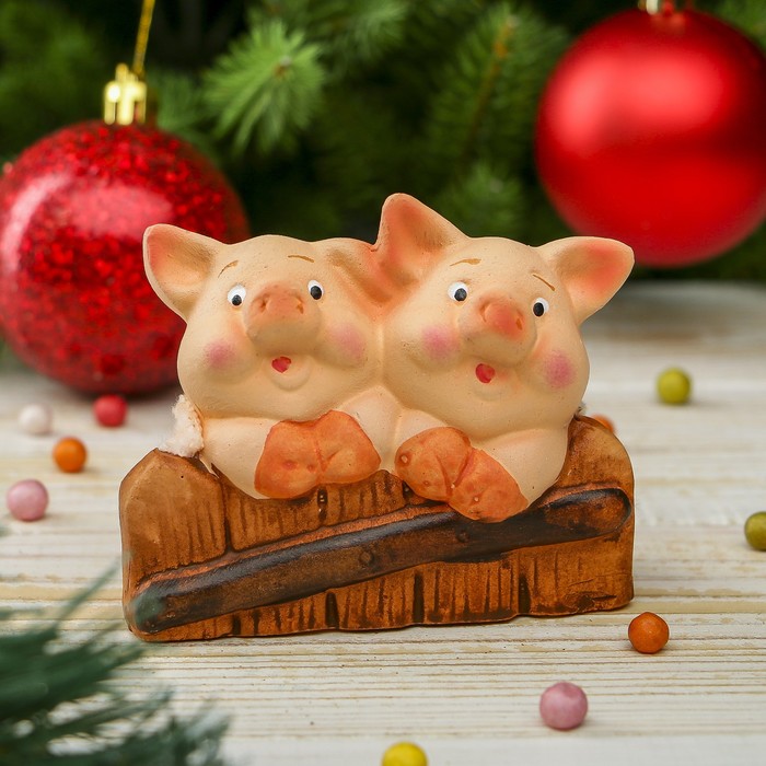 Сувенир керамика "Удивлённые поросята на заборчике" 7,2х4,5х8,8 см