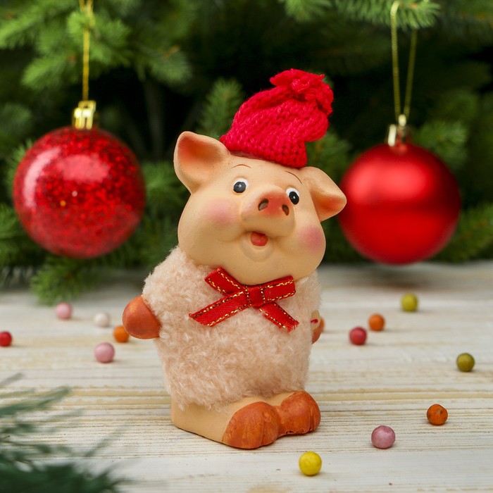 Сувенир керамика "Розовый поросёнок в шубке и в шапке с бомбошкой - Ку-ку" 12х7,7х5 см