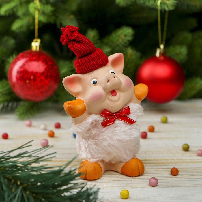 Сувенир керамика "Розовый поросёнок в шубке и в шапке с бомбошкой - Ух ты" 12,5х8х5,5 см