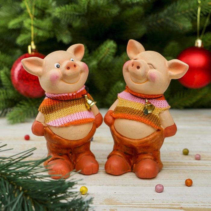 Сувенир керамика "Довольный поросёнок в вязаном полосатом свитере" МИКС 12,5х7,5х6 см