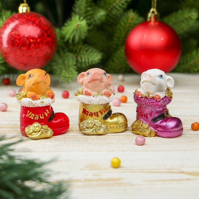 Сувенир полистоун "Молочный поросёнок в сапоге/ведёрке - Удачи" МИКС 5х3,3х4,3 см