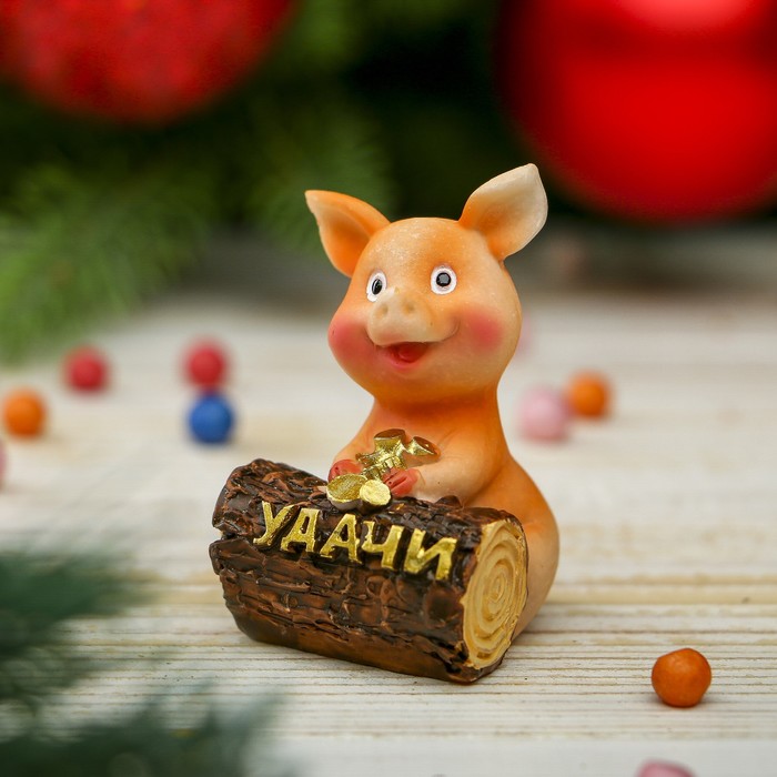 Сувенир полистоун "Маленький поросёнок у брёвнышка - Удачи" 5,5х3,5х3,4 см