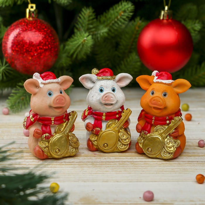 Сувенир полистоун "Поросёнок-музыкант в новогоднем колпаке" МИКС 6,8х4,6х4,6 см