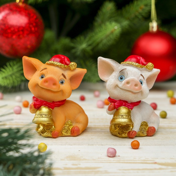 Сувенир полистоун "Малыш-свин в колпаке с колокольчиком" МИКС 6,5х5,6х4,5 см