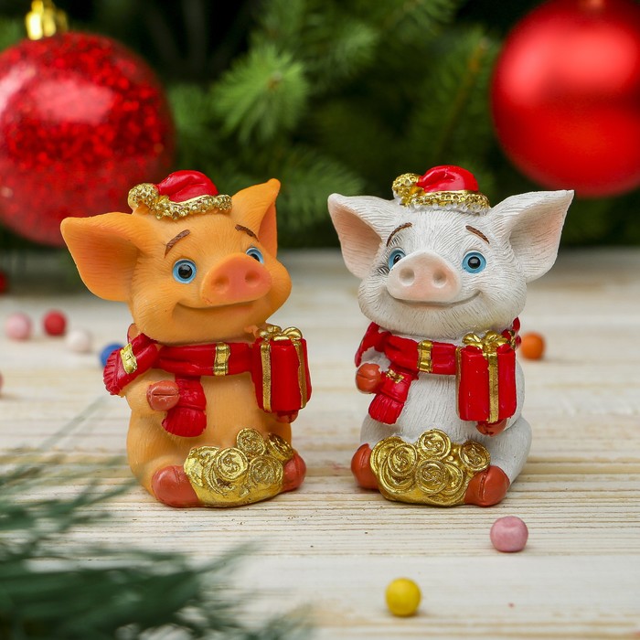 Сувенир полистоун "Малыш-свин в колпаке и шарфике с подарком" МИКС 6,5х5,2х4,4 см