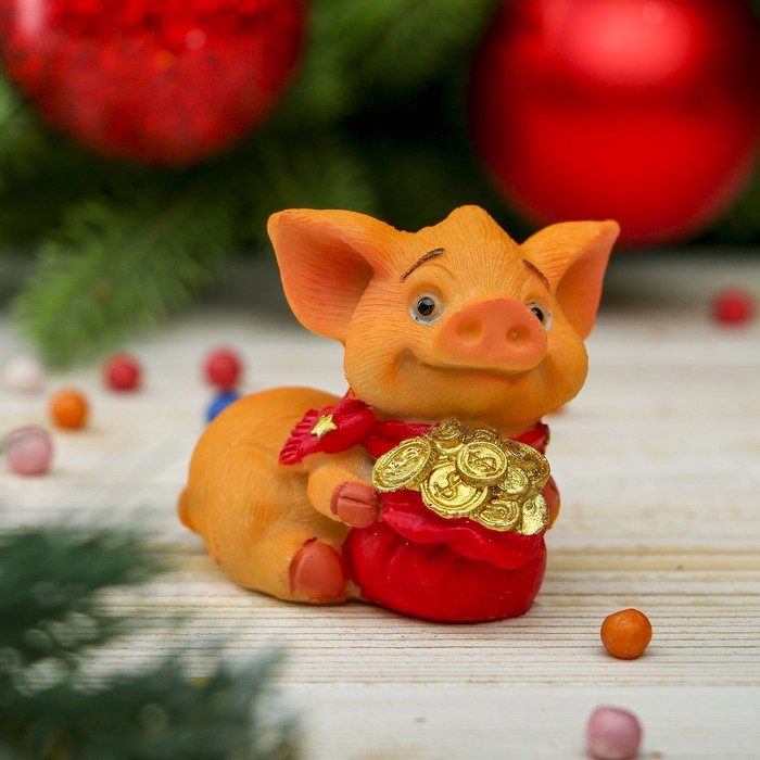 Сувенир полистоун "Малыш-свин в шарфике с золотыми монетками" 6,5х5,2х6,6 см