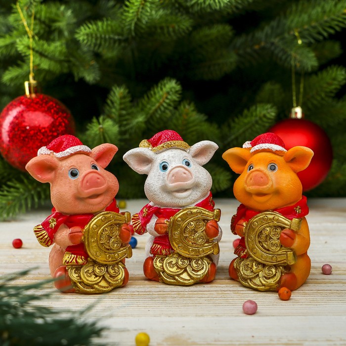 Сувенир полистоун "Поросёнок в новогоднем колпаке с золотой подковой" МИКС 8,4х5,6х5,7 см