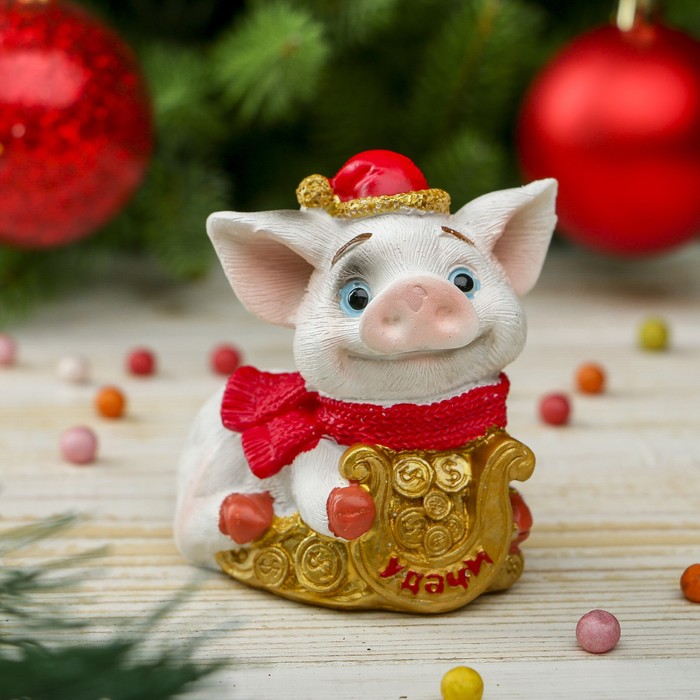 Сувенир полистоун "Малыш-свин в колпаке и шарфике с подковой - Удачи" 7,5х7,2х5,8 см
