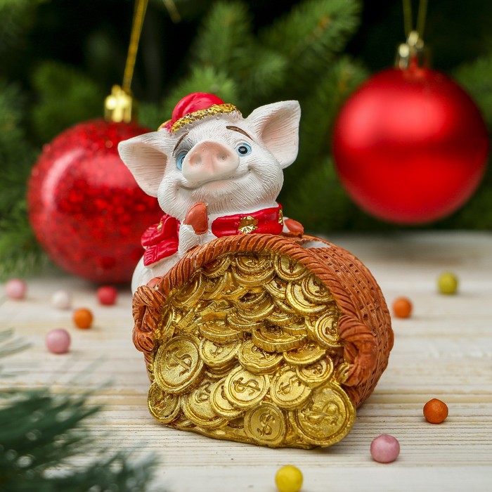 Копилка полистоун "Малыш-свин в колпаке и шарфике с мешком золота" 8,6х8,2х5,6 см