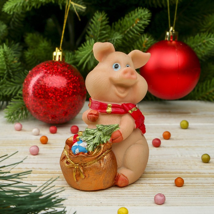 Копилка полистоун "Поросёнок в шарфике с мешком подарков" 10,2х7,8х5,8 см