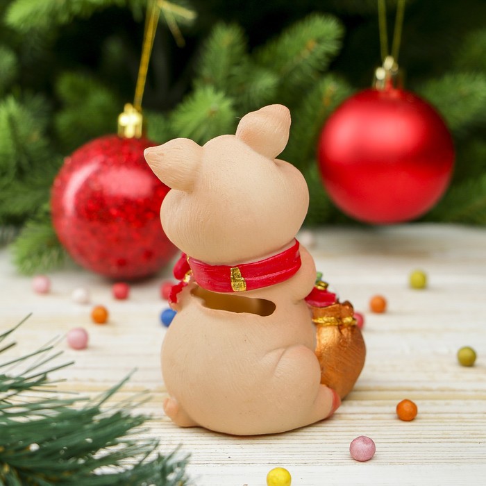 Копилка полистоун "Поросёнок в шарфике с мешком подарков" 10,2х7,8х5,8 см