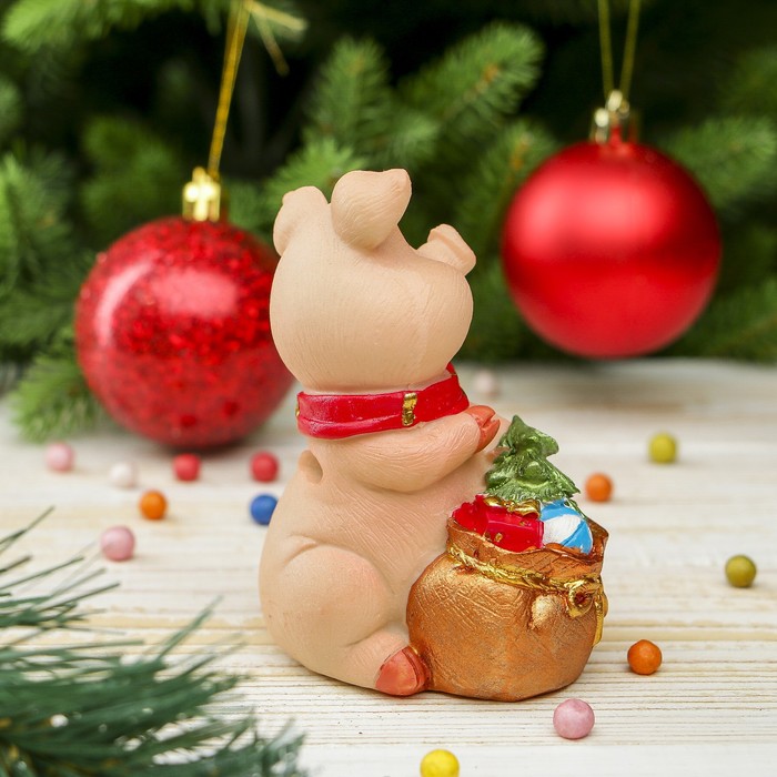 Копилка полистоун "Поросёнок в шарфике с мешком подарков" 10,2х7,8х5,8 см