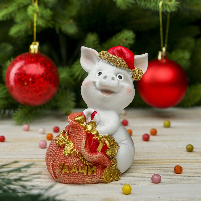 Копилка полистоун "Маленький поросёнок с мешком золота - Удачи" 10,5х8,4х6,6 см