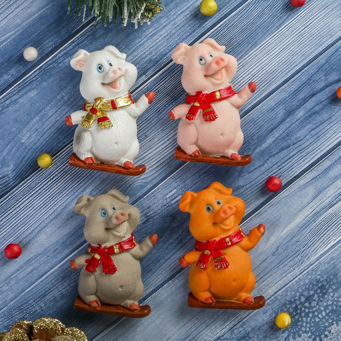 Магнит полистоун "Поросёнок в шарфике на лыже" МИКС 5,8х4 см