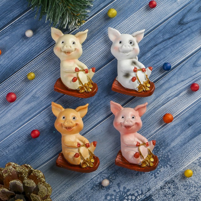 Магнит полистоун "Маленький поросёнок на санках" МИКС 5,8х5 см